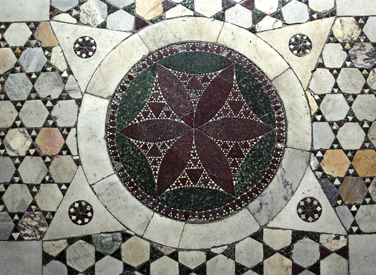 pavimento cosmatesco (XII secolo). Roma, basilica dei Santi 
Giovanni e Paolo (Giuseppe Schiavinotto/Mondadori Portfolio)